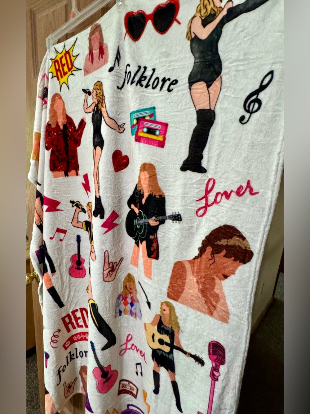 Taylor Swift The Eras Tour Bundle Throw Blanket and Tumbler NWOT - Picture 3 of 7
